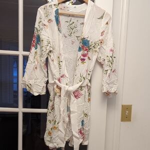 NWOT Plum Pretty Sugar Floral Robe - White and Multicolor Size XS